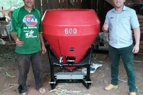 Distribuidor menegazzo agricola maquinas